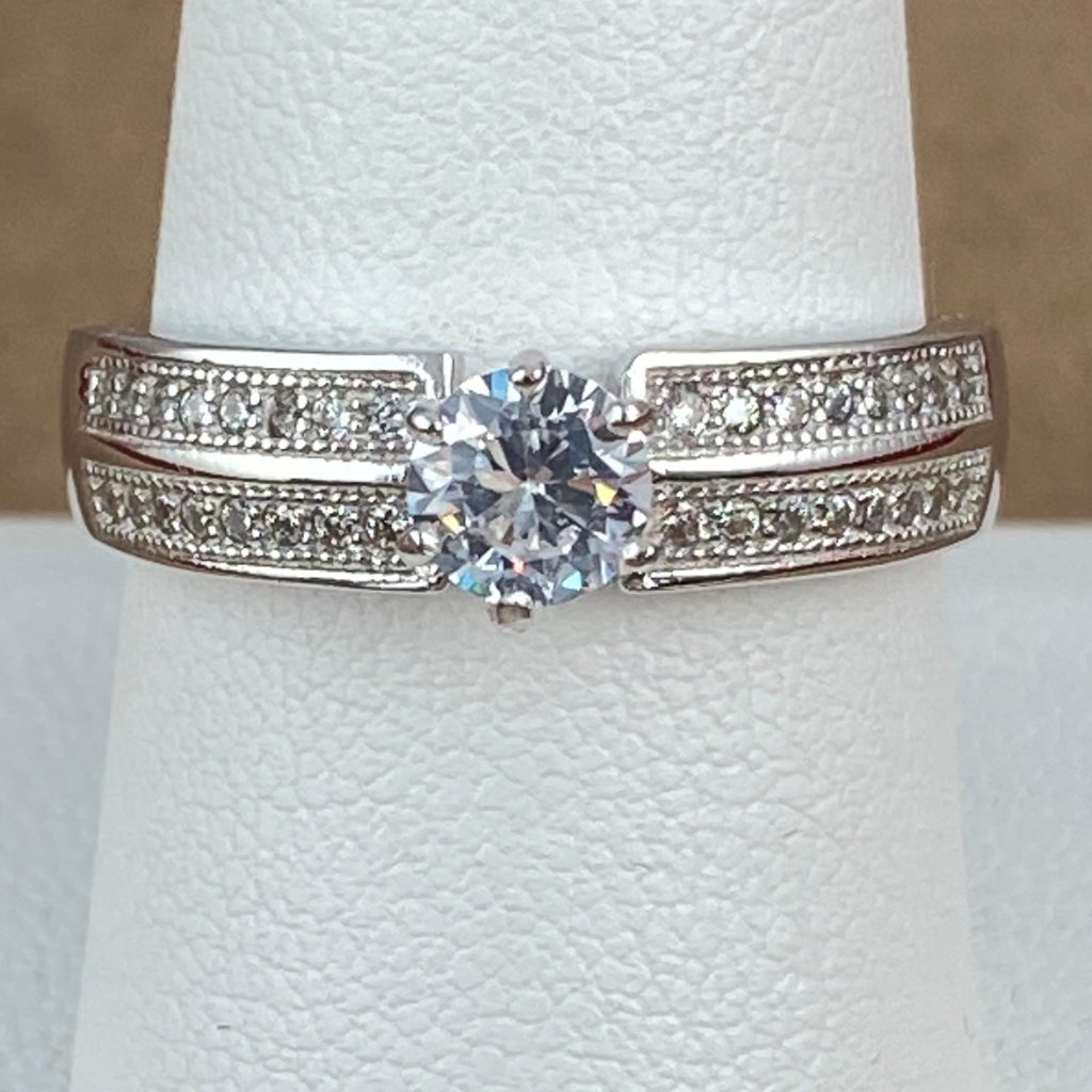 Stunning 1 Carat Cz In A Traditional Sterling Ring